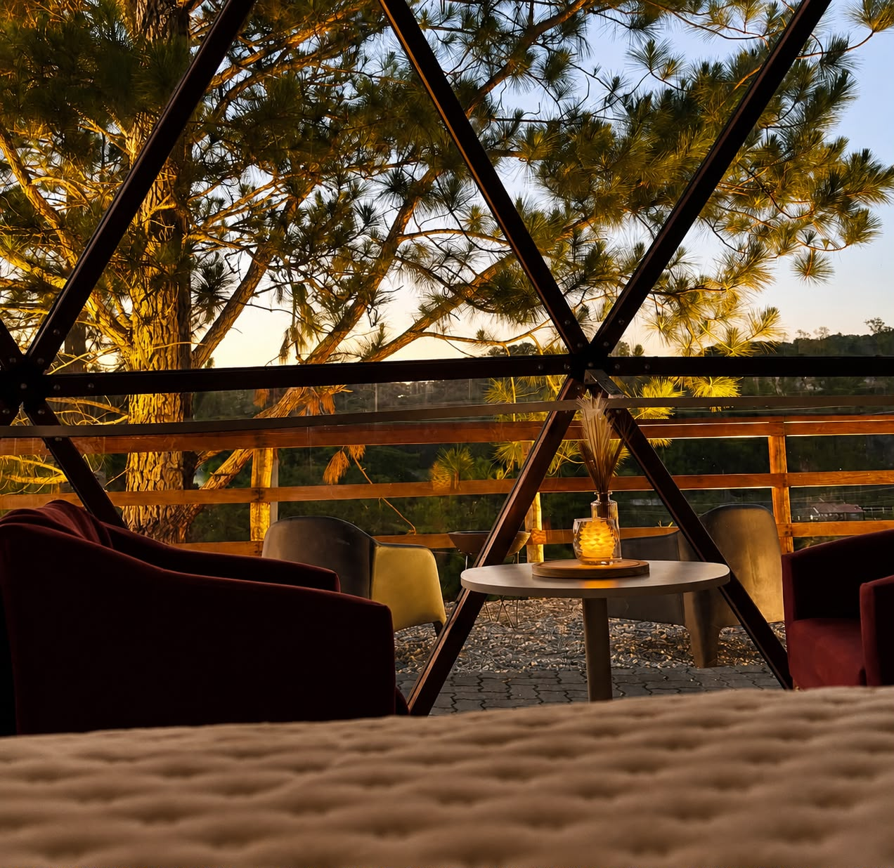 Lounge interno à noite com poltronas de veludo e velas