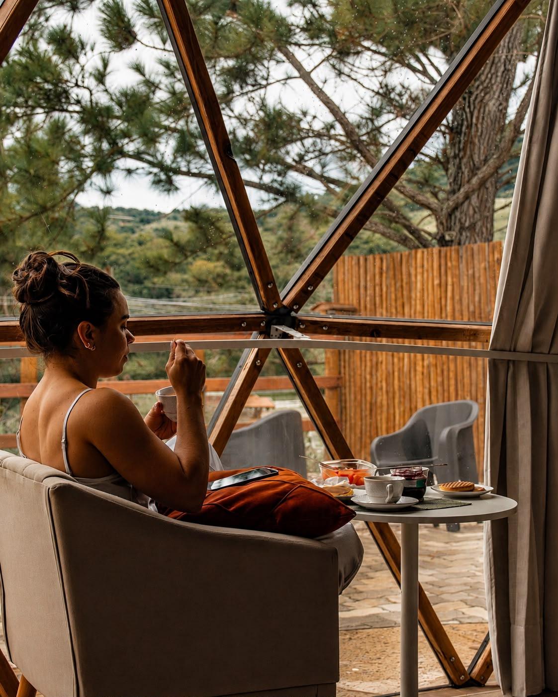 Café da manhã servido na poltrona com vista para a natureza