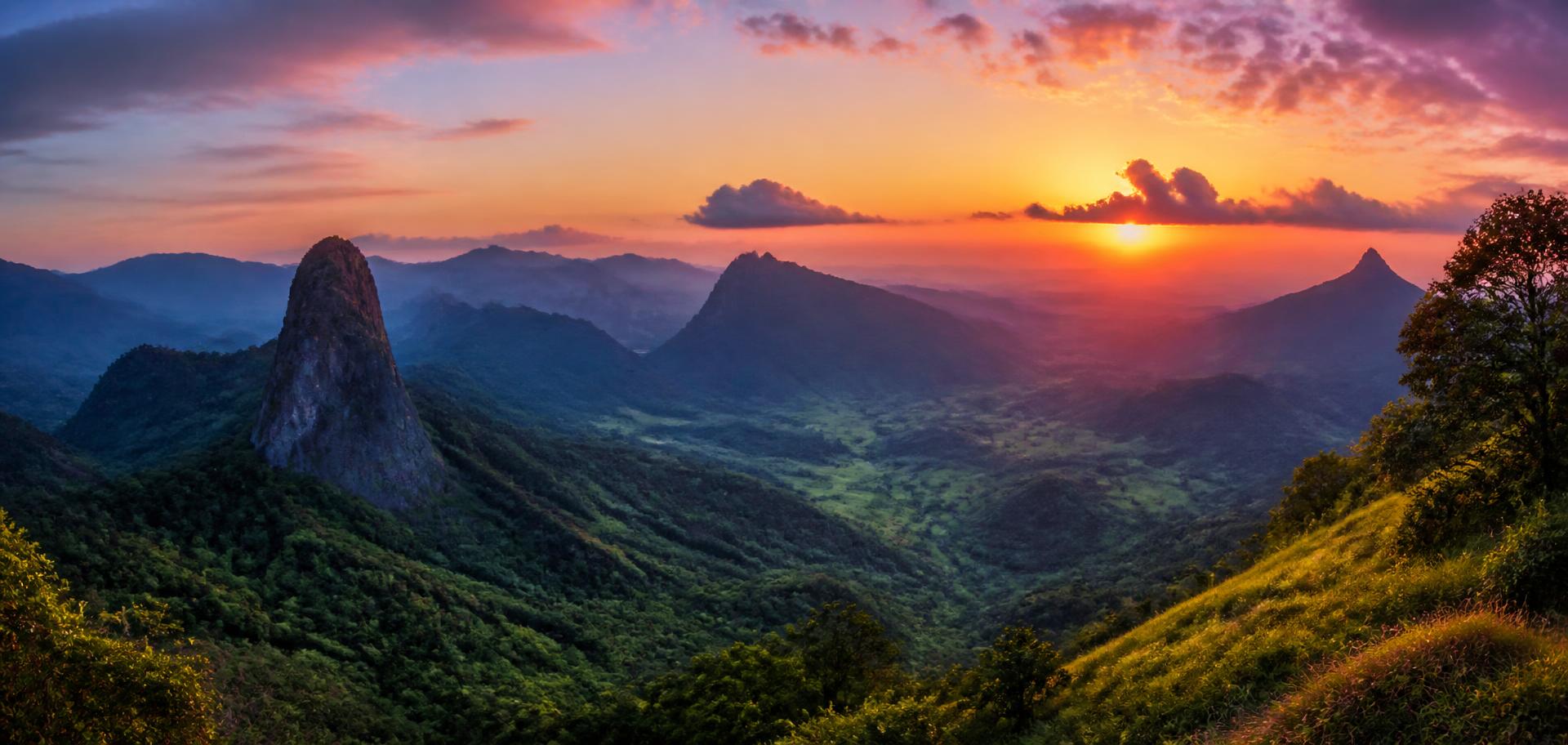 Pôr do sol sobre as montanhas visto da propriedade do Domo da Colina